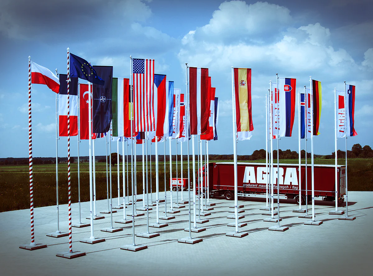 Plac w Siedzibie Agra z dużą ilością Flag na Masztach